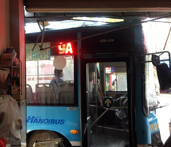 Xe buýt lao vào quán bún chả ở Hà Nội -0