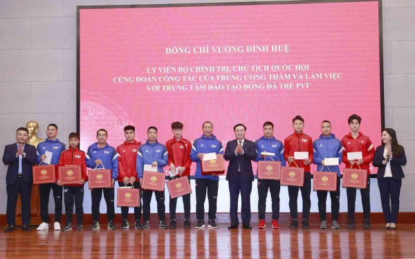 Chủ tịch Quốc hội Vương Đình Huệ thăm Trung tâm Đào tạo bóng đá trẻ PVF -0