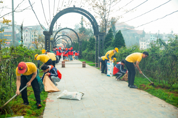 Hơn 600 tình nguyện viên dọn rác, trồng cây hướng tới kỷ niệm 120 năm Du lịch Sa Pa -0