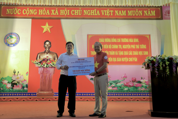 Nguyên Phó Thủ tướng Trương Hòa Bình trao học bổng cho học sinh nghèo Gia Lai -0