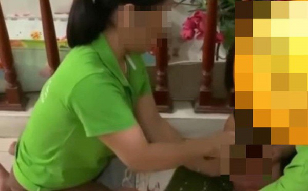 Diễn biến bất ngờ vụ trẻ 3 tuổi bị 2 bảo mẫu đè ra đút cơm ở Bắc Ninh. -0