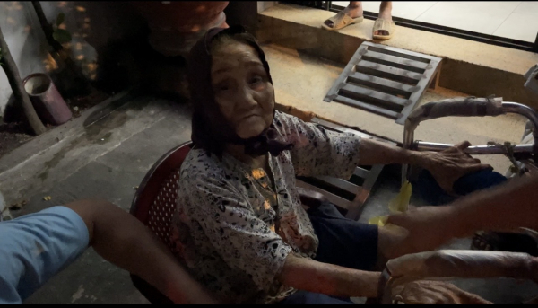 Đốt củi nấu ăn gây cháy, cụ bà 100 tuổi bị mắc kẹt -2