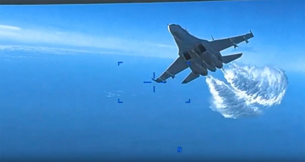 Quân đội Mỹ hé lộ video về vụ va chạm UAV với tiệm kích Nga -0