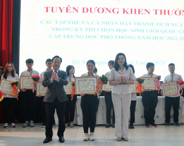Hà Nội tuyên dương khen thưởng học sinh giỏi quốc gia năm 2023 -0