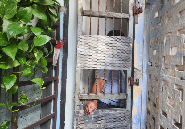 Hơn 50 Cảnh sát đột kích “cứ điểm” ma túy gần chùa Pháp Lâm -0