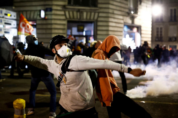 Đụng độ bùng phát trong cuộc biểu tình rung chuyển nước Pháp -0