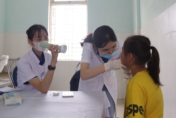 Bác sĩ trẻ tình nguyện khám bệnh, cấp phát thuốc miễn phí cho người nghèo -0