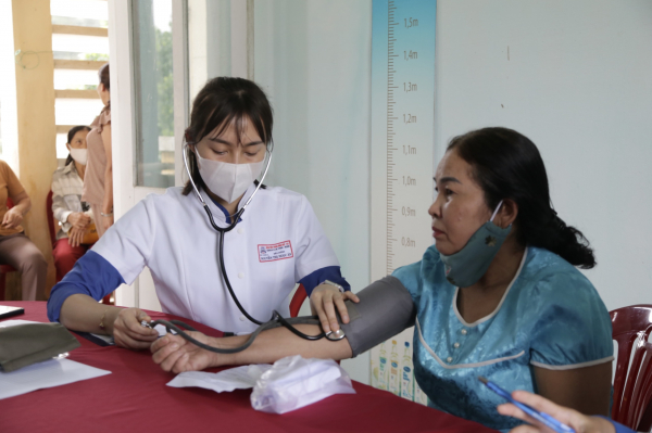 Bác sĩ trẻ tình nguyện khám bệnh, cấp phát thuốc miễn phí cho người nghèo -1