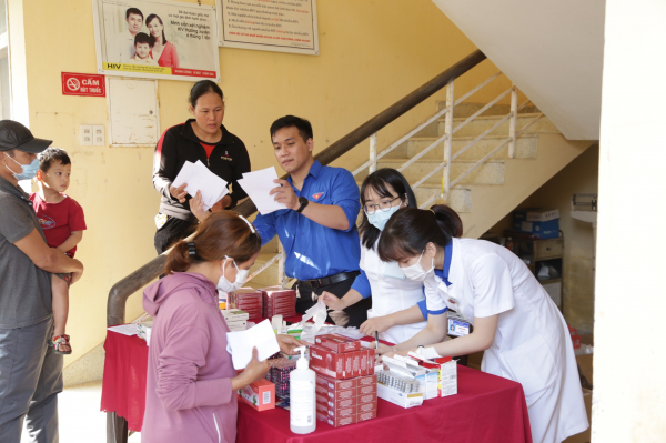 Bác sĩ trẻ tình nguyện khám bệnh, cấp phát thuốc miễn phí cho người nghèo -0