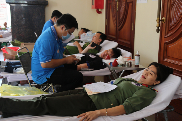 Hàng trăm CBCS Công an Bình Dương tham gia hiến máu -0