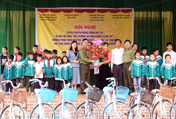 Trao 30 xe đạp cho học sinh trong buổi ra mắt Mô hình “Nhà trường an toàn không có ma túy” -1