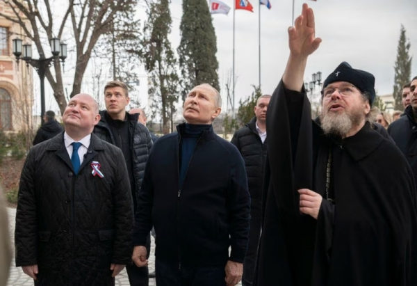 Tổng thống Putin lái xe thị sát Mariupol trong đêm -0