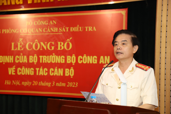Thứ trưởng Nguyễn Duy Ngọc trao quyết định điều động Phó Chánh văn phòng Cơ quan Cảnh sát điều tra Bộ Công an -0