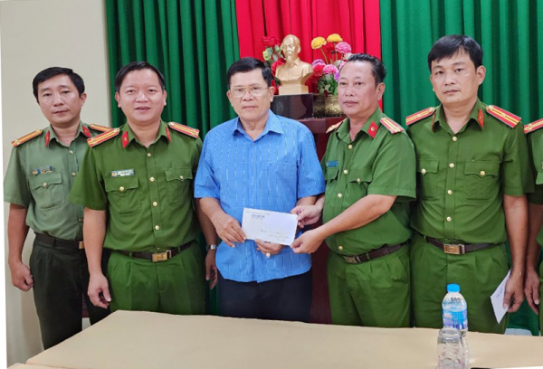 Người dân, doanh nghiệp khen ngợi tinh thần dũng cảm của Thiếu tá Nguyễn Thành Thi -0