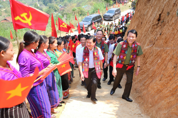 Thượng tướng Lương Tam Quang trao tặng nhà mẫu và kinh phí hỗ trợ xây dựng nhà cho các hộ nghèo, khó khăn về nhà ở trên địa bàn tỉnh Nghệ An -0