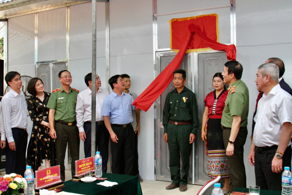 Thượng tướng Lương Tam Quang trao tặng nhà mẫu và kinh phí hỗ trợ xây dựng nhà cho các hộ nghèo, khó khăn về nhà ở trên địa bàn tỉnh Nghệ An -0