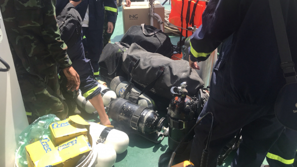 Cứu hộ lặn mò trong khoang thuyền chìm sâu dưới vùng biển Cần Giờ tìm kiếm nạn nhân -0