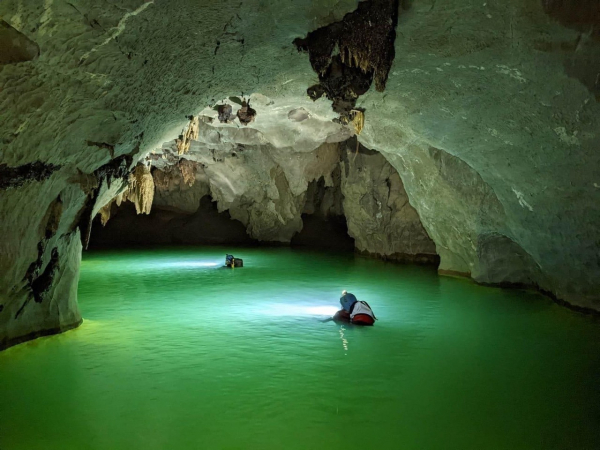 Phát hiện nhiều hang động nguyên sơ đẹp mê mẩn ở Quảng Bình -0