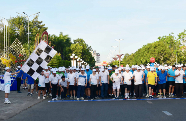 Hơn 1.700 người ở Huế tham gia Ngày chạy Olympic vì sức khỏe toàn dân -0