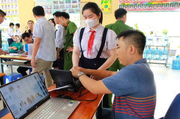 Công an TP Hồ Chí Minh ra quân cao điểm “nước rút” cấp CCCD gắn chip cho học sinh  -0
