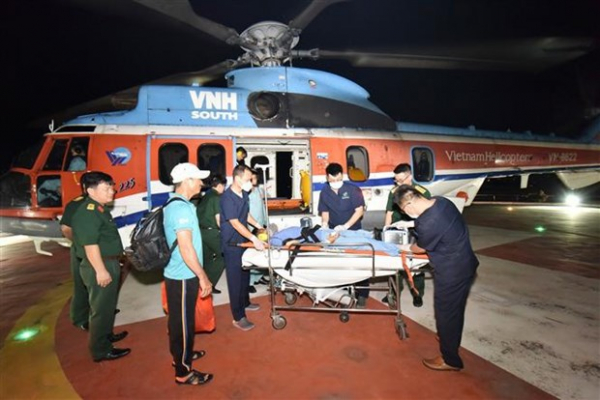 Khanh Hoa: fisherman suffering from decompression brought ashore for further treatment -0