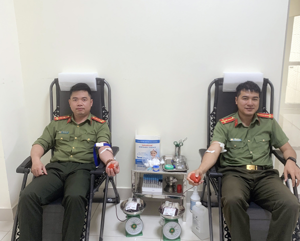 Hai chiến sỹ Công an Sơn La hiến máu cứu người -0