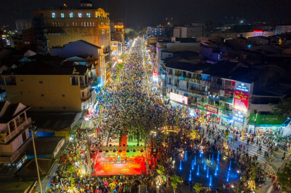 Hàng nghìn người “chen chân” trên tuyến phố đi bộ trăm tỷ ở Huế  -0