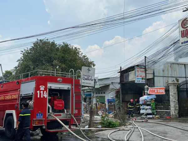 Bắt đối tượng nghi bị ngáo đá tấn công công an, đốt cháy tiệm tạp hóa -1