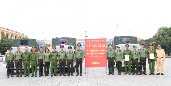 Bộ Công an trang cấp xe ô tô phục vụ công tác, chiến đấu cho Công an 3 xã ở Hà Nam  -0