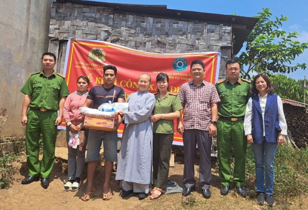Công an tỉnh Lâm Đồng tặng 2 căn nhà cho gia đình khó khăn -0