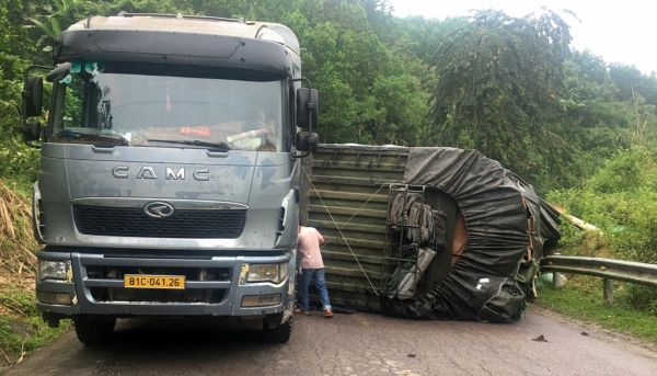 Xe đầu kéo chở gỗ từ Lào về bất ngờ bị lật sơmi rơ-moóc trên QL14E -0