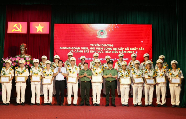 Công an Thừa Thiên-Huế tuyên dương 20 gương Thanh niên, Phụ nữ Công an xã và CSKV tiêu biểu -0
