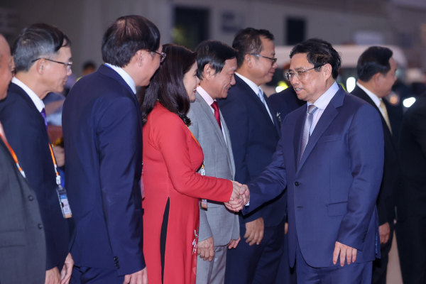 Chính phủ Lào chào đón nồng hậu Thủ tướng Phạm Minh Chính ngay sau khi đặt chân đến Lào -0