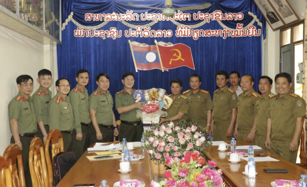  Công an tỉnh Nghệ An chúc Tết BunPiMay Công an 3 tỉnh nước bạn Lào -0