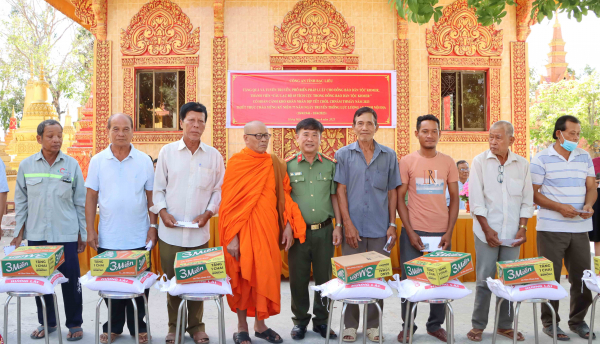 Công an tỉnh Bạc Liêu tặng quà đồng bào Khmer nhân Tết Chol Chnam Thmay  -1