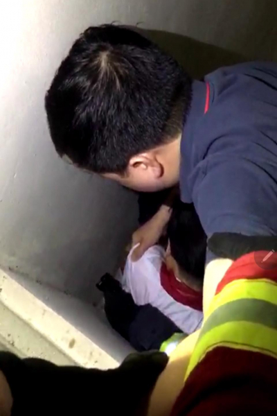 Hà Nội: Giải cứu an toàn cháu bé mắc kẹt ở tầng 20 -0