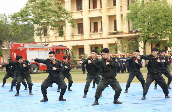 Over 700 police officers complete in police line-up regulations and martial arts   -3