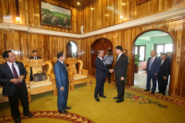 Deputy Minister Nguyen Duy Ngoc pays courtesy visit to Deputy Prime Minister and Minister of Public Security of Laos -0