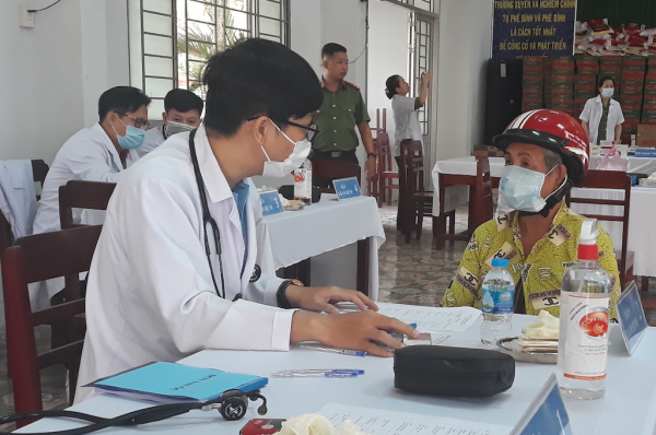 Công an Vĩnh Long khám, cấp phát thuốc miễn phí cho đồng bào Khmer -0