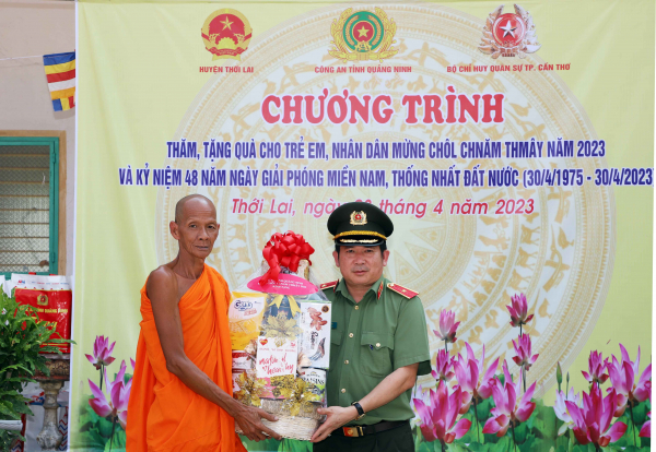 Thiếu tướng Đinh Văn Nơi tặng quà Tết cổ truyền Chol Chnam Thmay -0