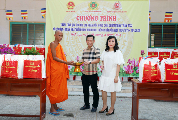 Thiếu tướng Đinh Văn Nơi tặng quà Tết cổ truyền Chol Chnam Thmay -1
