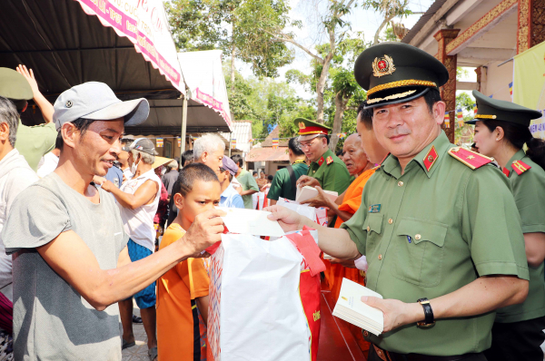 Thiếu tướng Đinh Văn Nơi tặng quà Tết cổ truyền Chol Chnam Thmay -0