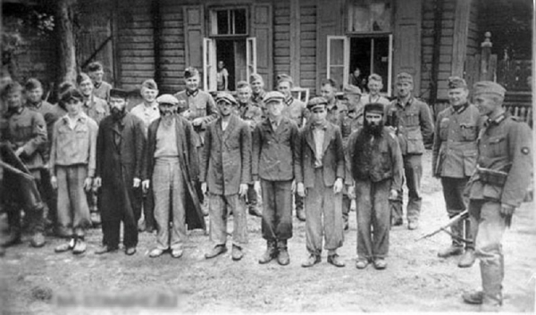1. tù nhân treblinka và những kẻ hành quyết họ.jpg -0