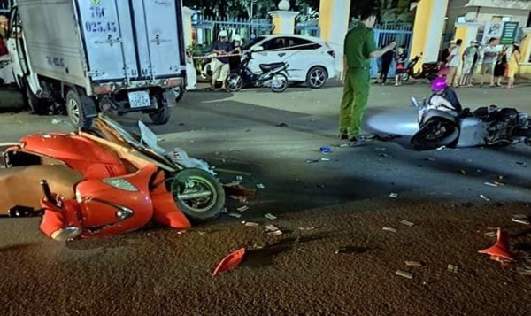 Ôtô tải mất lái, tông hàng loạt xe máy tại Quảng Ngãi -0
