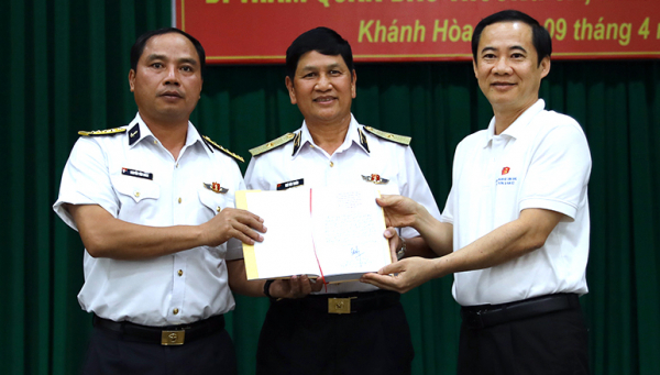 Tổng Bí thư Nguyễn Phú Trọng gửi sách tặng cán bộ, chiến sĩ Bộ Tư lệnh Vùng 4 Hải quân -0
