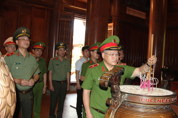 Ministry of Public Security leaders pay tribute to President Ho Chi Minh -0