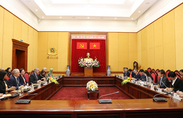 Deputy Minister Luong Tam Quang receives US congressional delegation -1