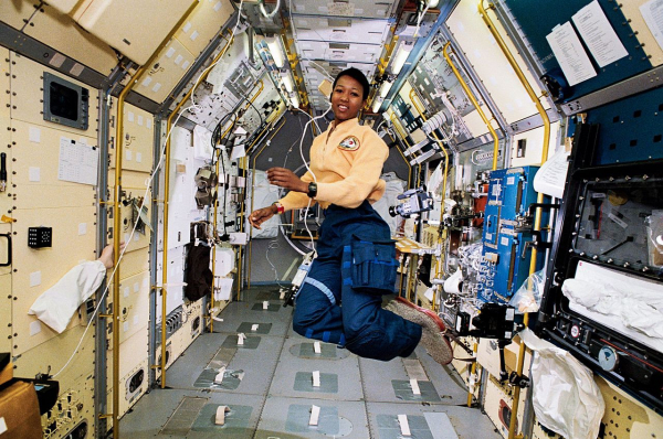 Nữ phi hành gia da màu đầu tiên bay vào vũ trụ -0