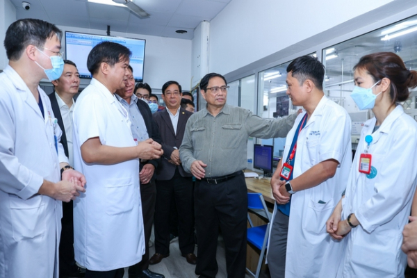 PM makes surprise visit to major hospitals in Hanoi -0