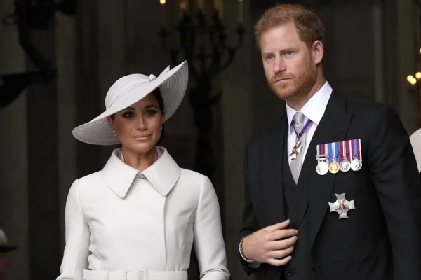 Hoàng tử Anh Harry tham dự lễ đăng quang của cha nhưng vợ Meghan thì không  -0